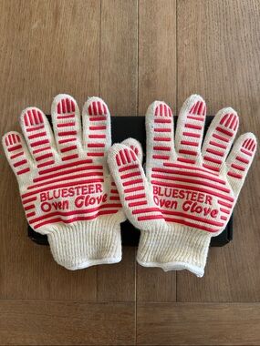 Red & White Oven Gloves - Heat Resistant BBQ/Grilling Gloves